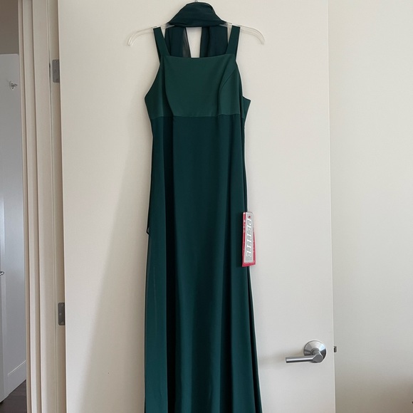 Green dress, Size 4 Petite. Never worn. - Picture 2 of 10